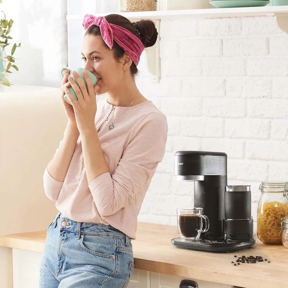 Cafetera Oster 4 en 1 para bebidas calientes y frías. Disponible en Titán Panamá.